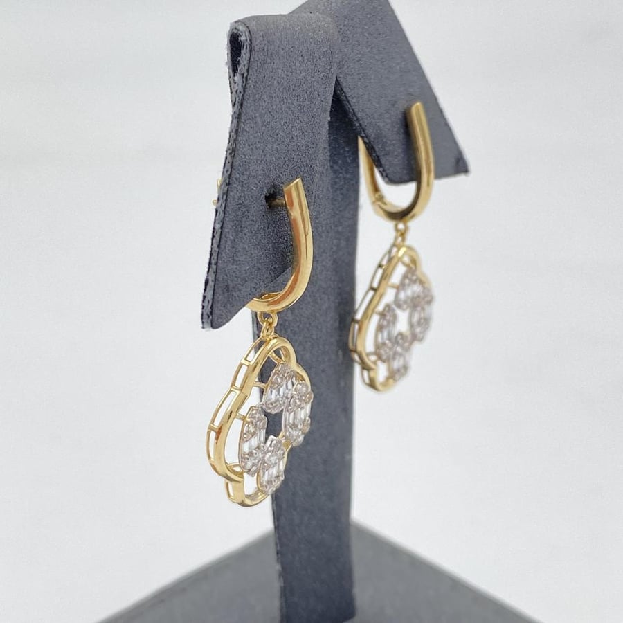 18-karat gold earrings, weighing 3.71 grams