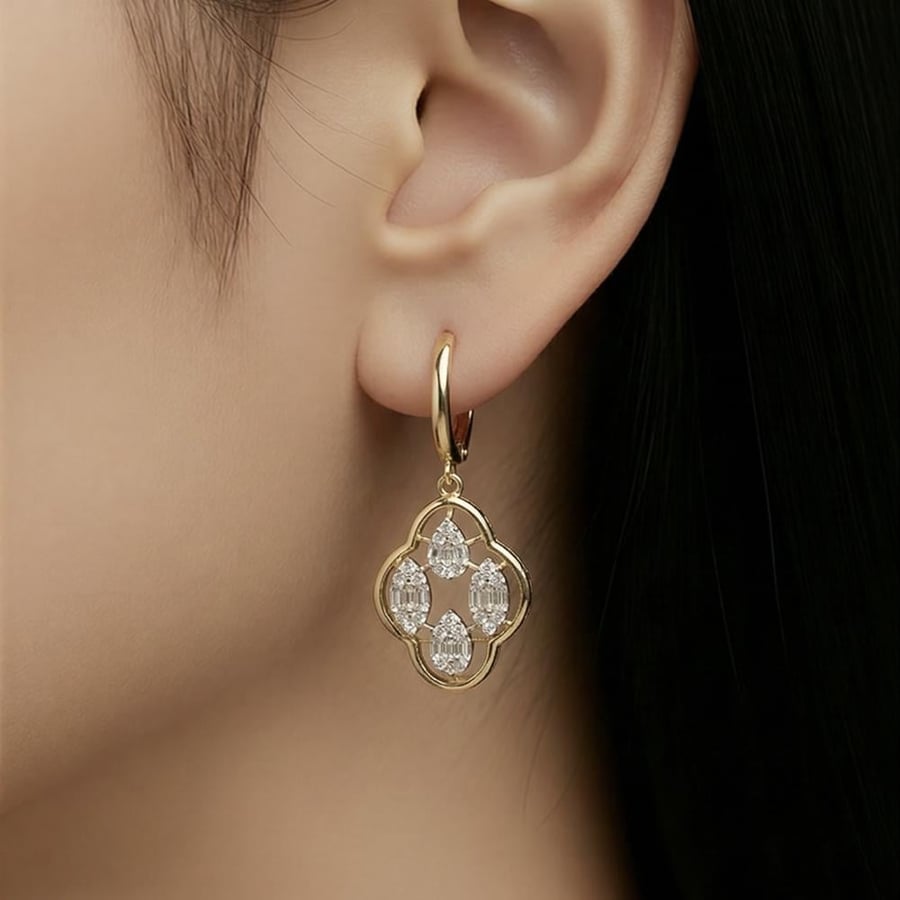 18-karat gold earrings, weighing 3.71 grams