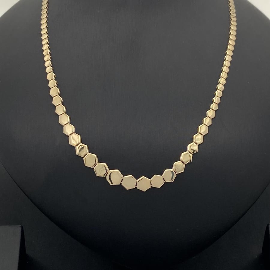 18-karat gold set, weighing 14.25 grams