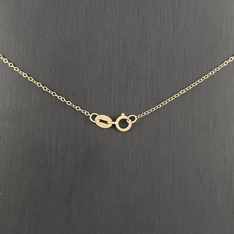 18-karat gold set weighing 5.05 grams, Messika design with details that speak for themselves.