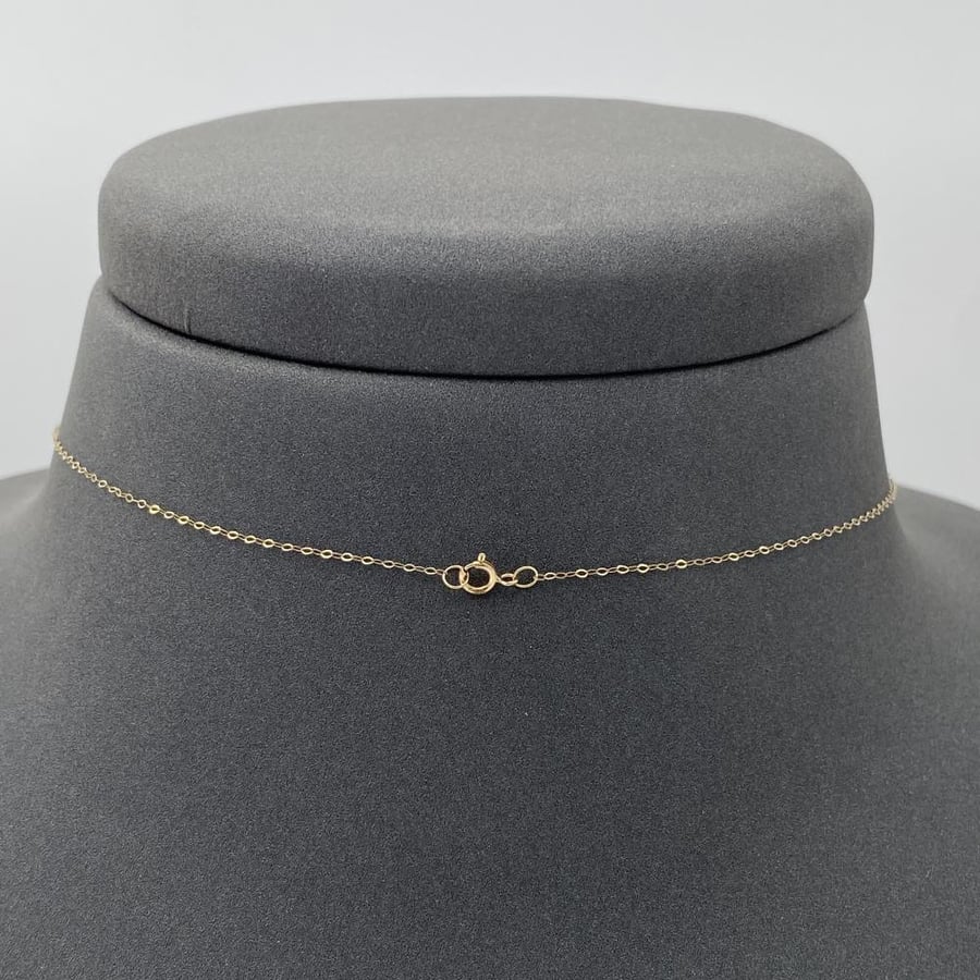 18-karat gold necklace, weighing 1.41 grams