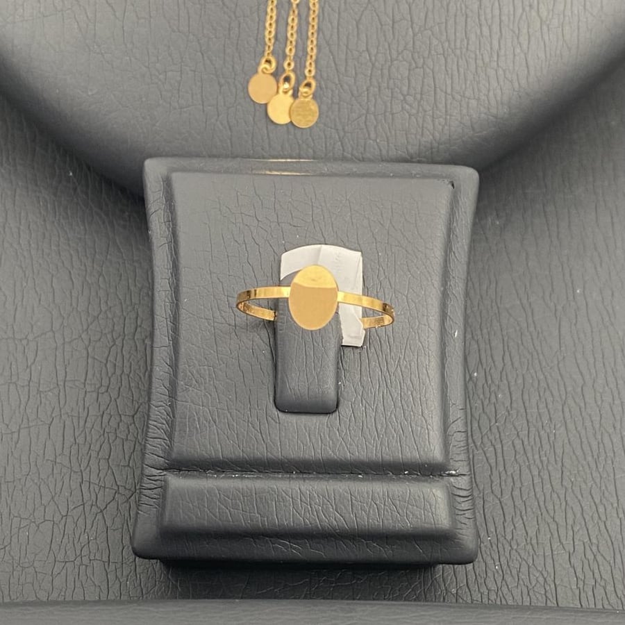 21-karat gold set, weighing 2.89 grams