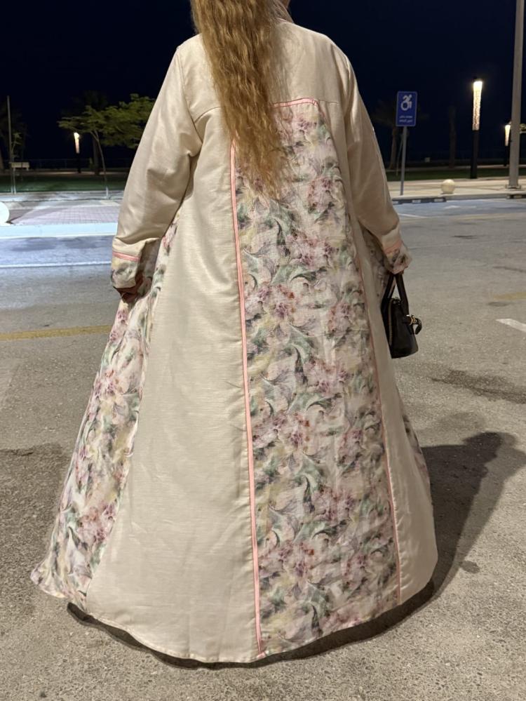 عبايه من اللنن المشجر مع للنن ساده مع طرحتها
