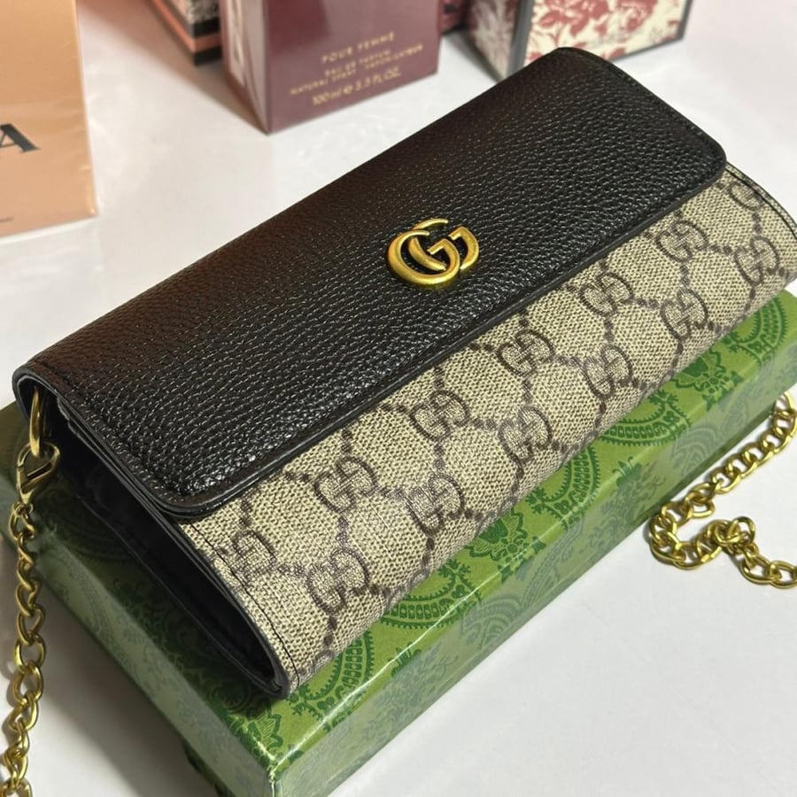 شنطة قوتشي wallet. On chain
