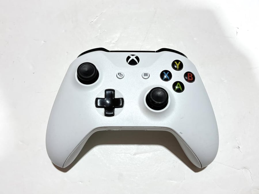 جهاز اكس بوكس ون اس Xbox One S باللون الأبيض