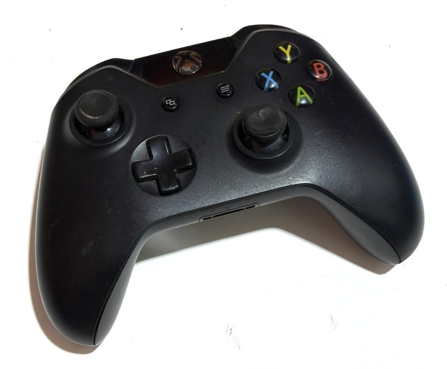 اكس بوكس ون مستعمل ٥٠٠ قيقه (XBOX)