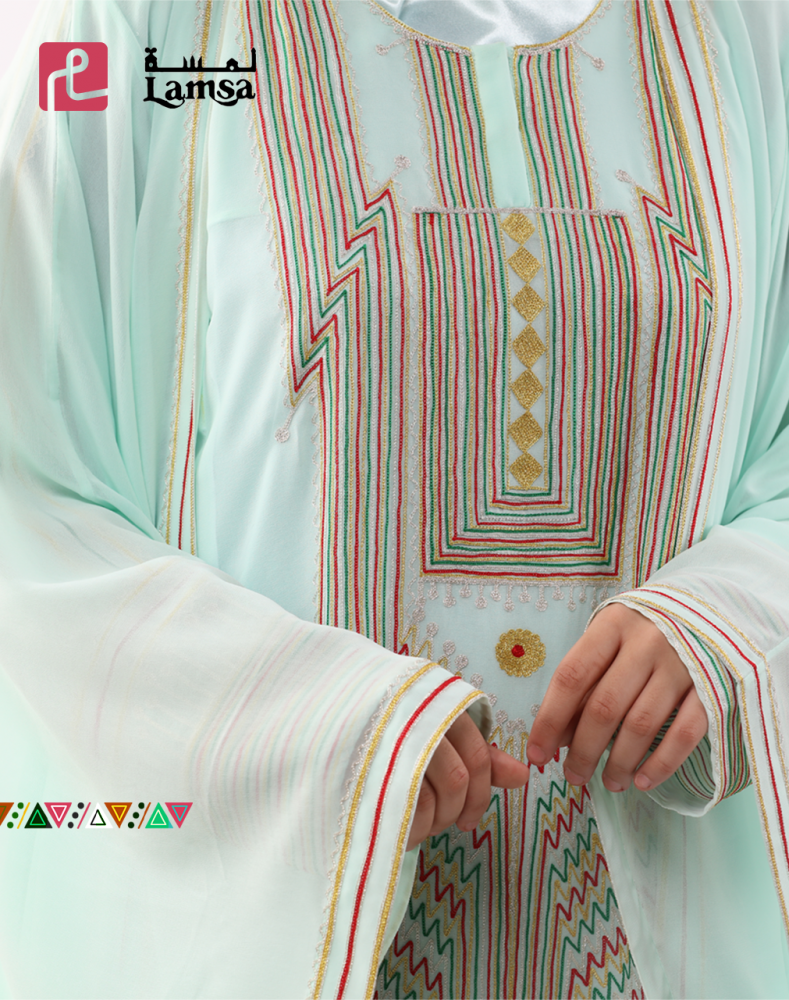 زي وعباية بنقش تراثي جنوبي