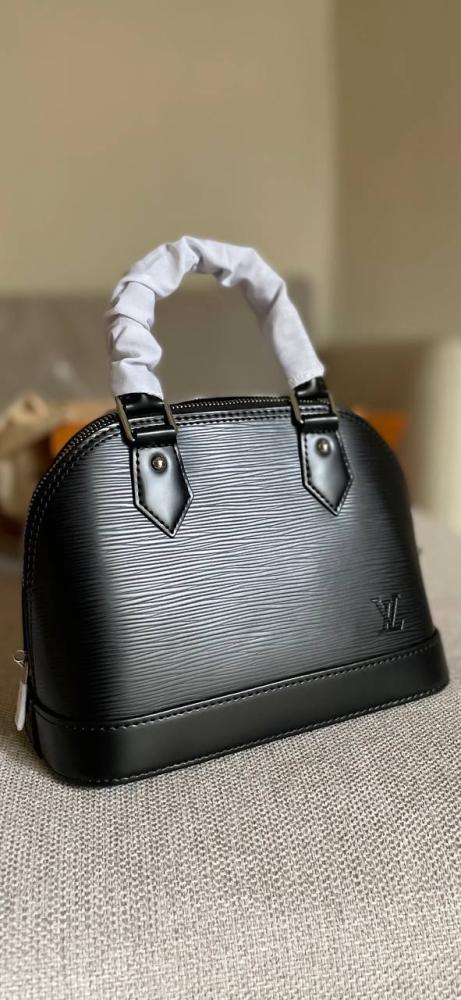 شنطة سودة LV