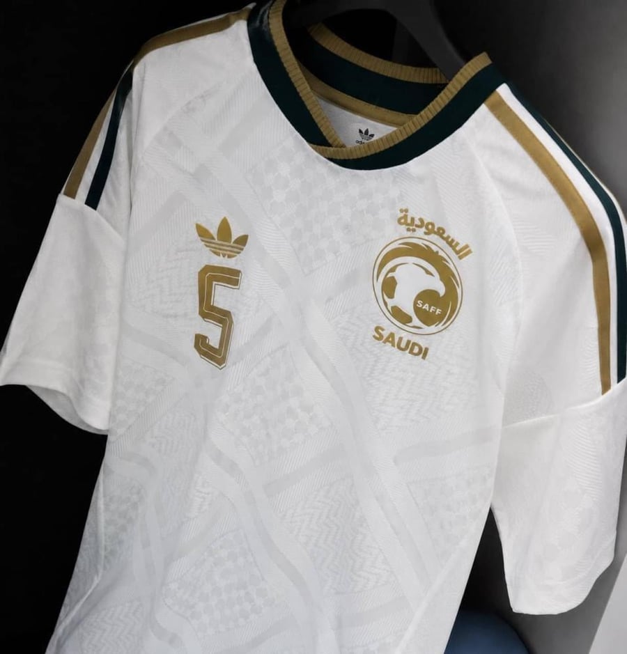 تيشيرت المنتخب السعودي لكاس العالم 2026 الابيض بشعار ذهبي