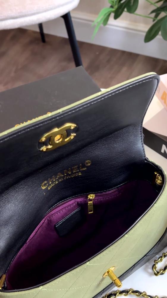 حقيبة يد نسائية من ماركة شانيل (Chanel)