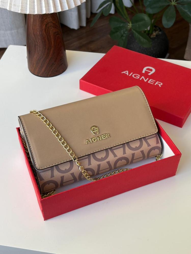 شنطة كتف نسائية من ماركة آغنر (Aigner) باللون البيج مع سلسلة ذهبية