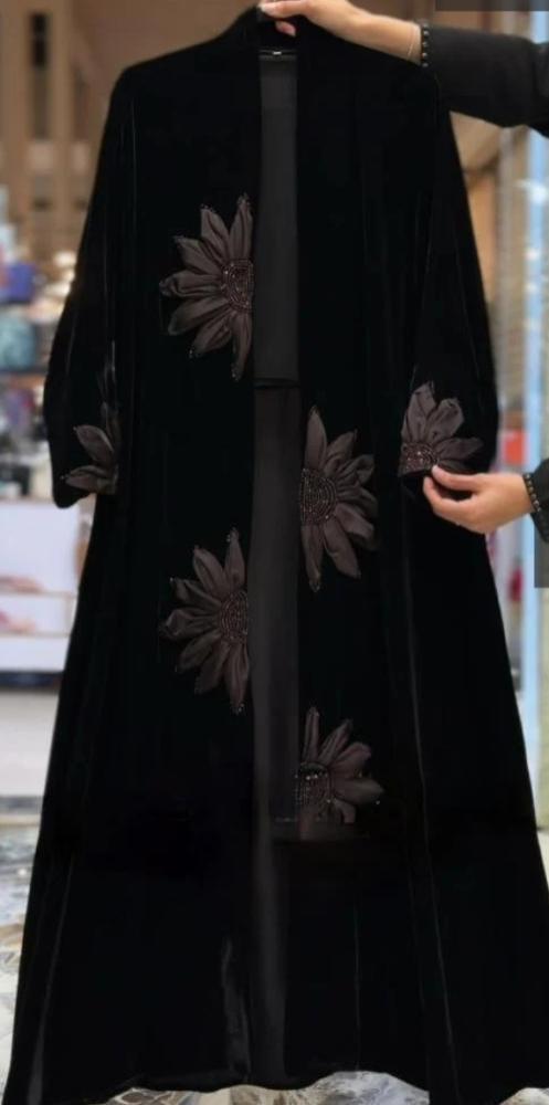 عبايه مخمل مطرزه الاطراف