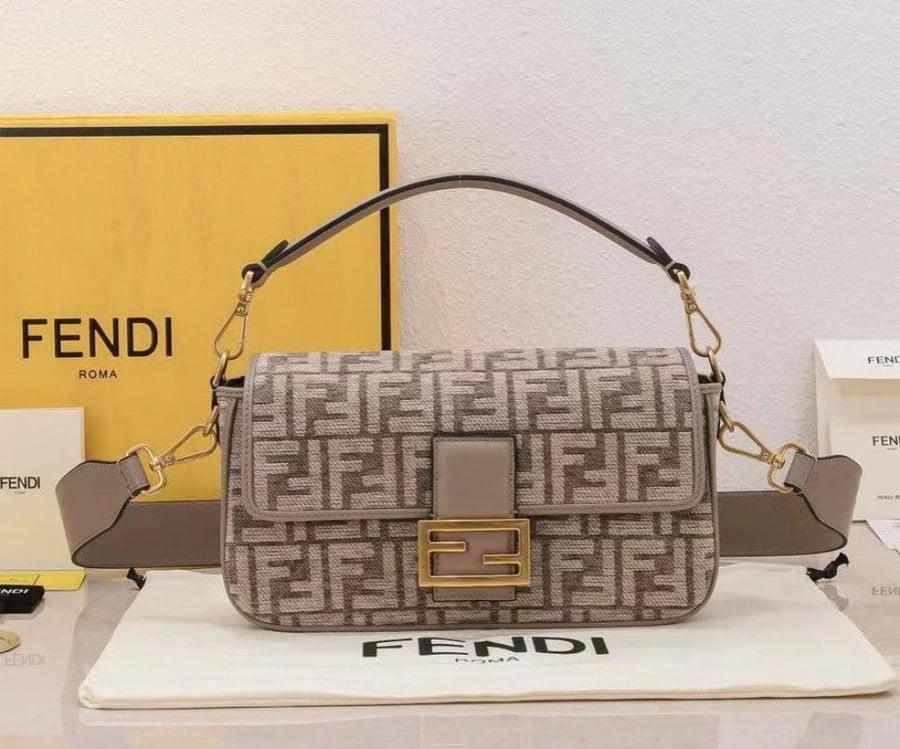 حقيبة يد نسائية فاخرة بنقشة كلاسيكية بيج بتصميم أنيق من Fendi