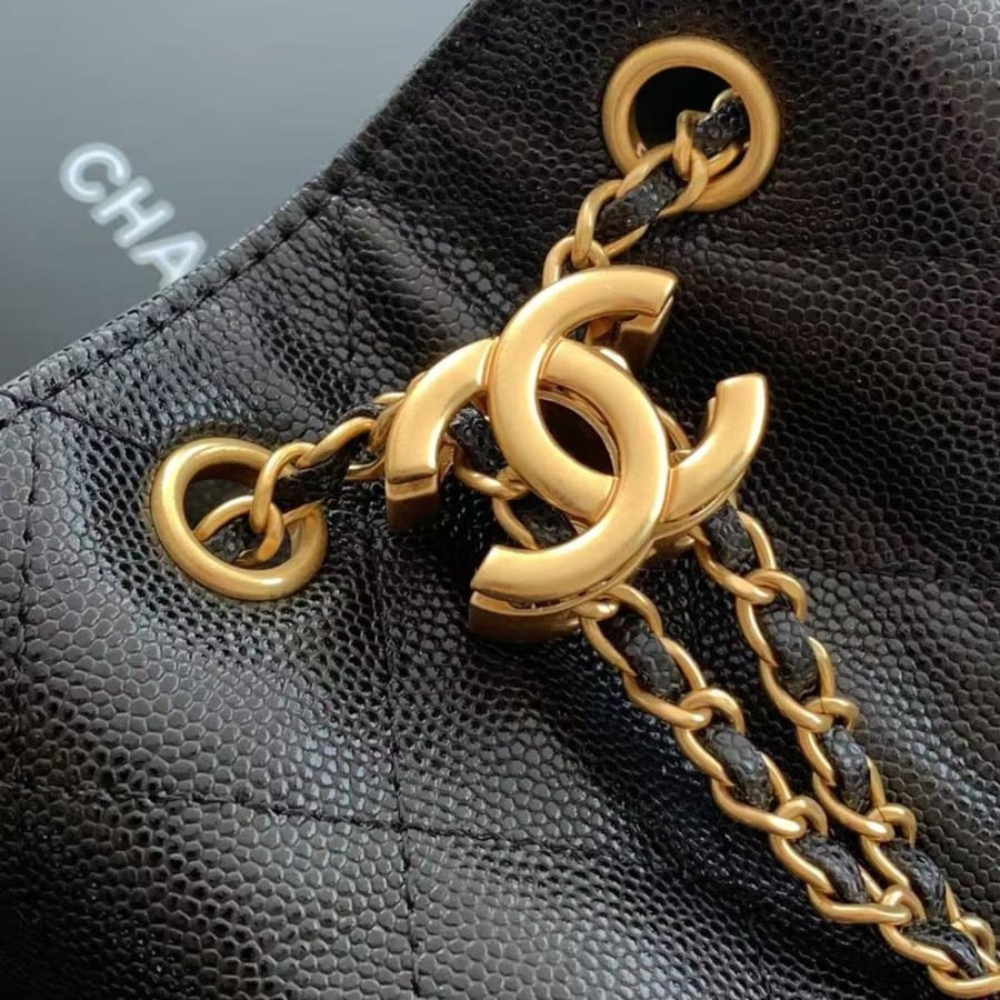 حقيبة يد نسائية فاخرة الاسود بسلسلة ذهبية وتصميم مبطن أنيق من Chanel