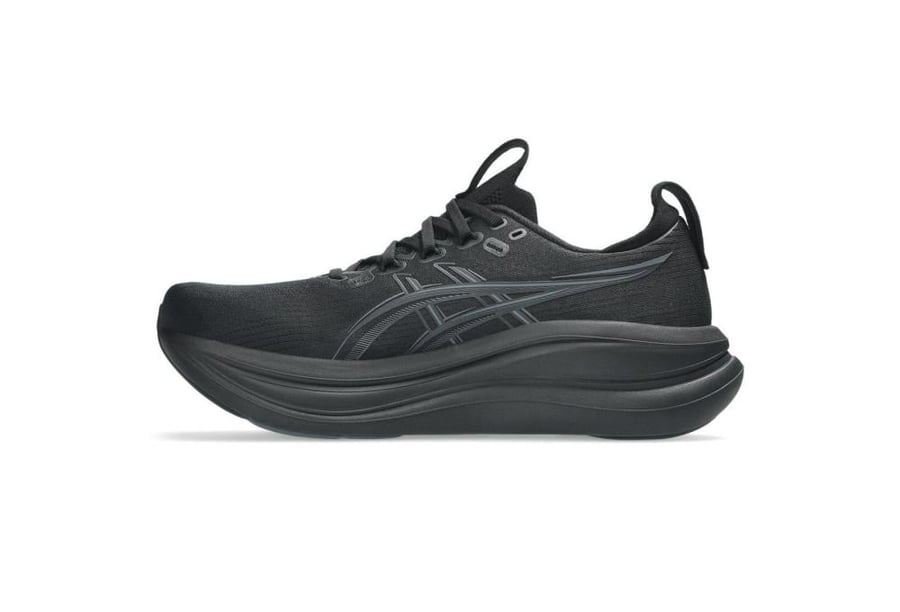 هذا حذاء الجري ASICS GEL-NIMBUS 28 باللون الأسود بالكامل.