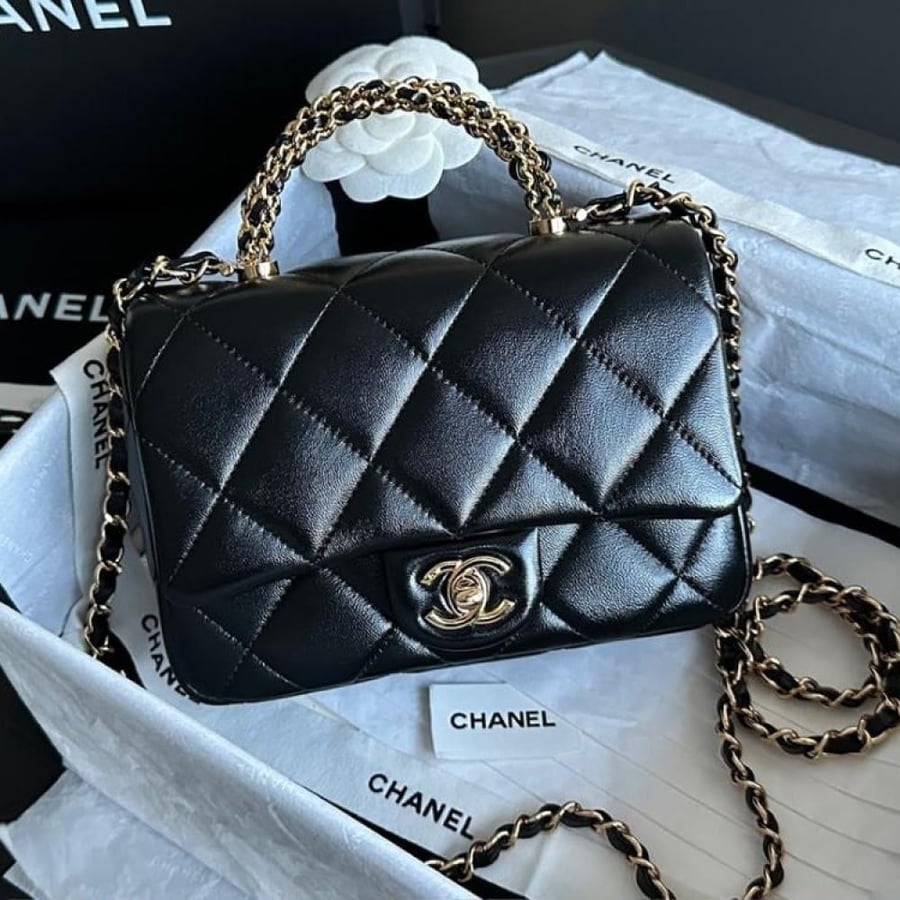 حقيبة كتف Chanel سوداء مبطنة بسلسلة ذهبية