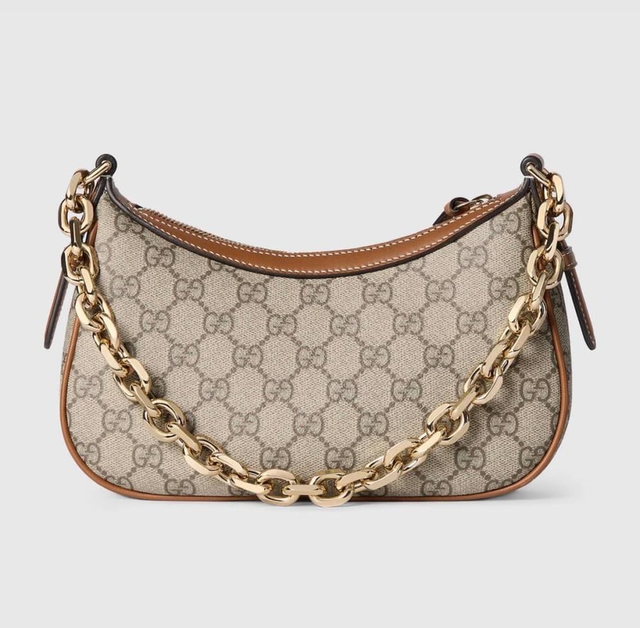 حقيبة كتف Gucci بيج وبني بسلسلة ذهبية وحزام طويل