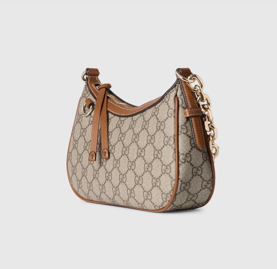 حقيبة كتف Gucci بيج وبني بسلسلة ذهبية وحزام طويل