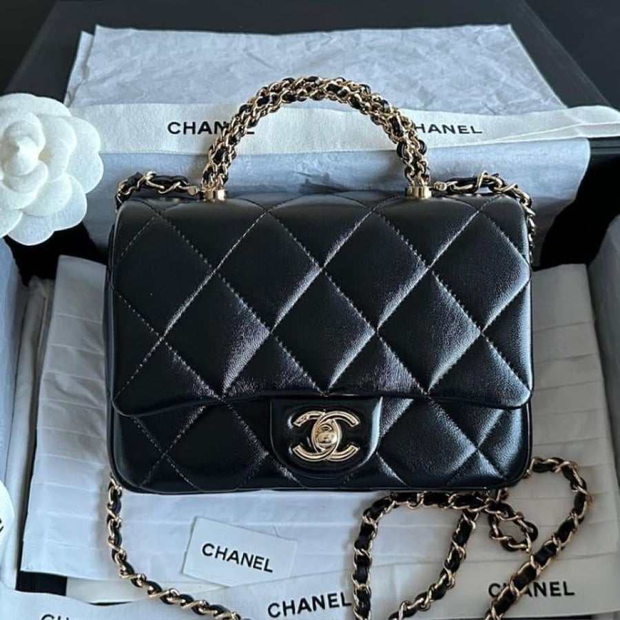 حقيبة كتف Chanel سوداء مبطنة بسلسلة ذهبية