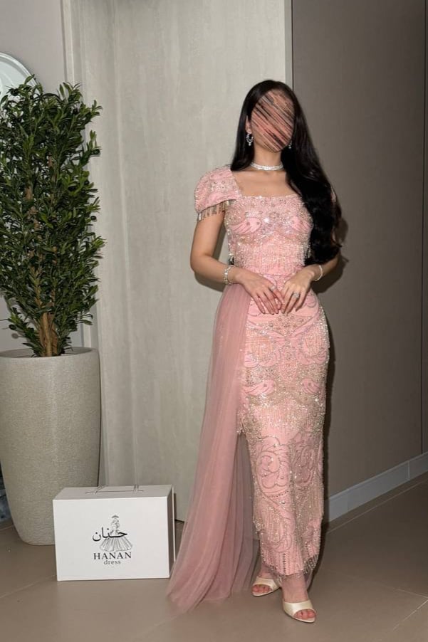 فستان سرو سهره لون بيبي بينك سهرة بهدب بأكمام وتل من الجنب ب اكمام