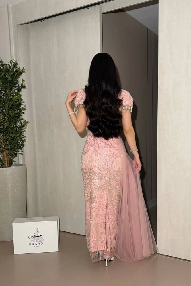 فستان سرو سهره لون بيبي بينك سهرة بهدب بأكمام وتل من الجنب ب اكمام