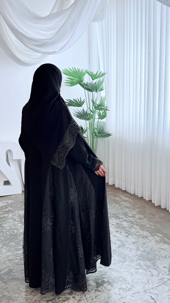 Noura abaya