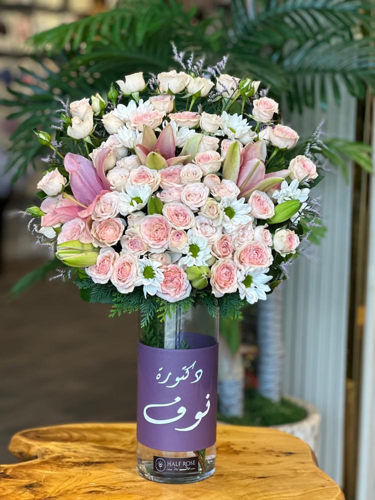 فازة ورد طبيعي بالإسم حجز مسبق من هاف روز أفضل محل ورد بالرياض