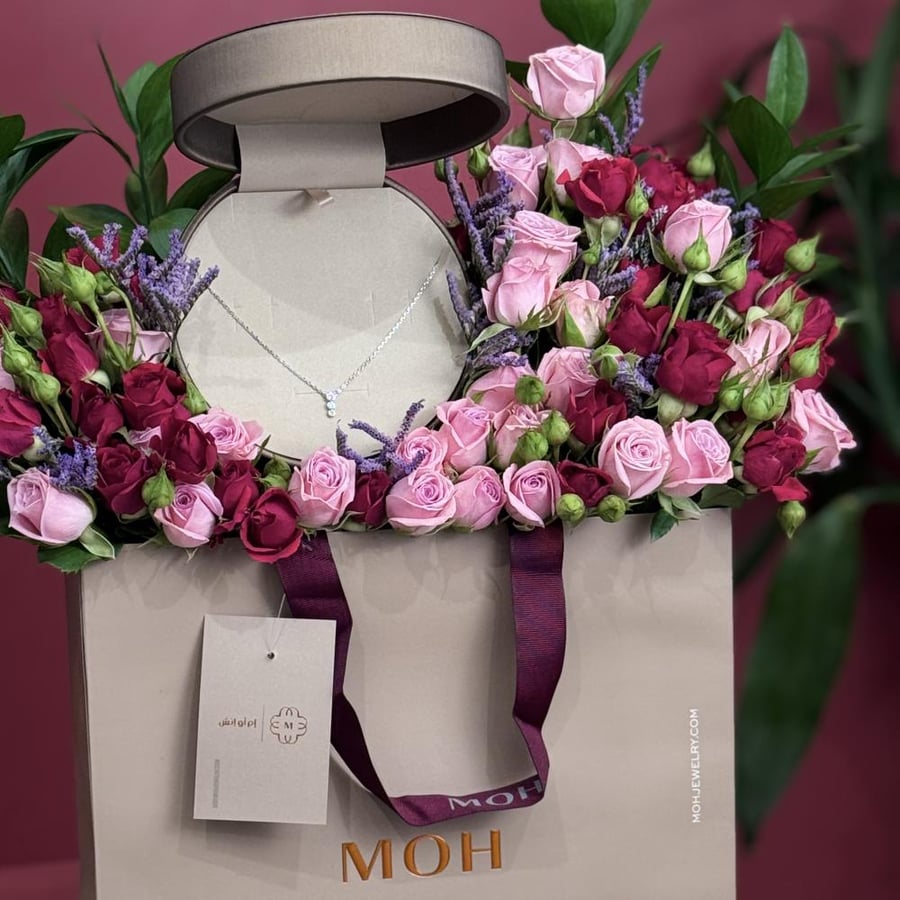 MOH-تنسيق هدية مع ورد (بحجز مسبق))