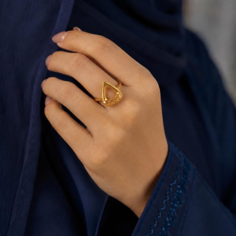 خاتم ذهب مثلث بأجزاء مبرومة - عيار 21