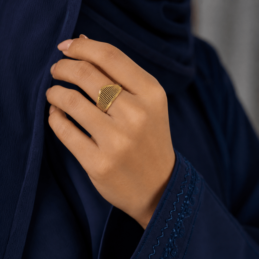 خاتم ذهب بتصميم تاج اعمدة بأطراف لماعة - عيار 21