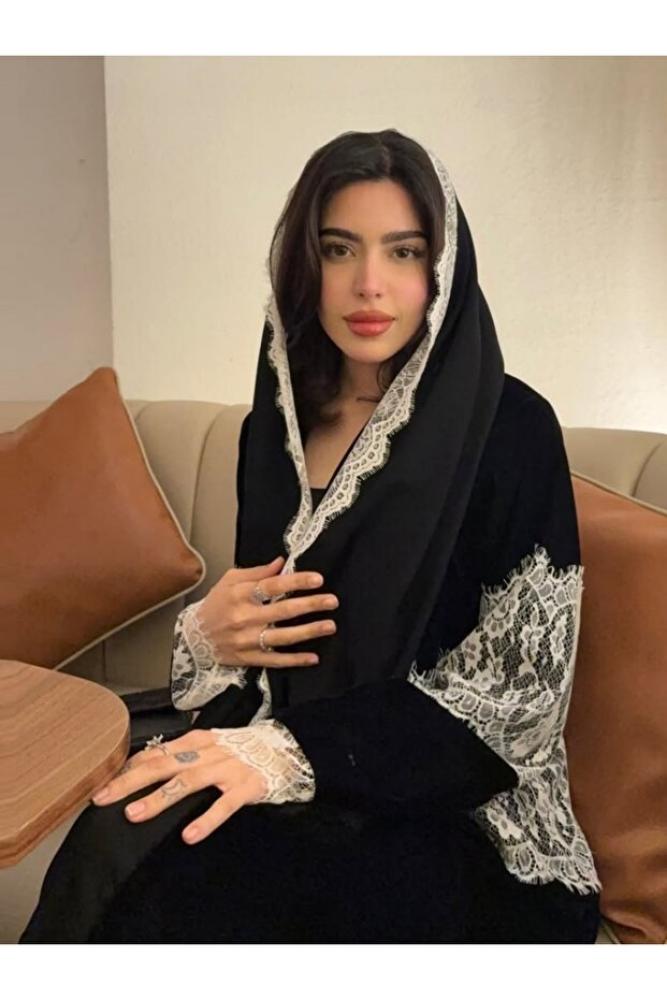 Classy She عباءة أنيقة جديدة من قطعتين مع تطريز دانتيل وفتحة أمامية (تأتي مع غطاء رأس مطابق)