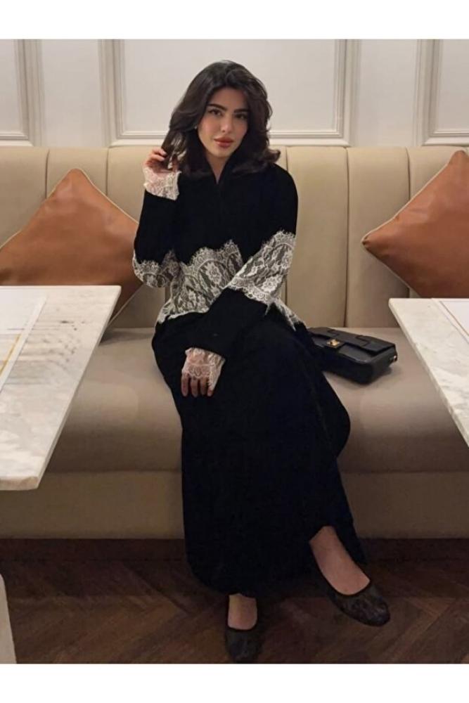 Classy She عباءة أنيقة جديدة من قطعتين مع تطريز دانتيل وفتحة أمامية (تأتي مع غطاء رأس مطابق)
