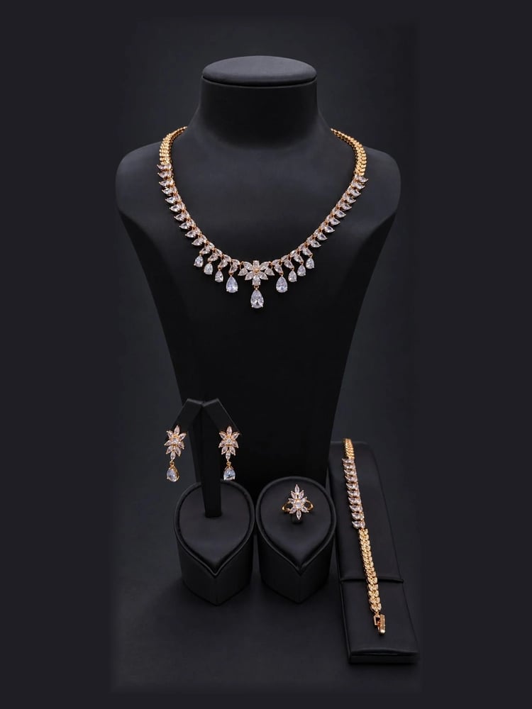 طقم ذهبي اللون بقطرات لامعة – LK-G007