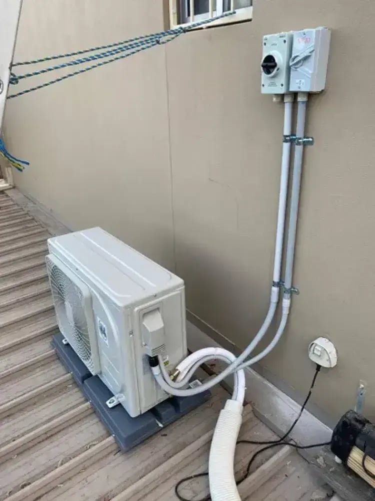 مكيف اسبليت STIN بالطاقة الشمسية 24000 T3