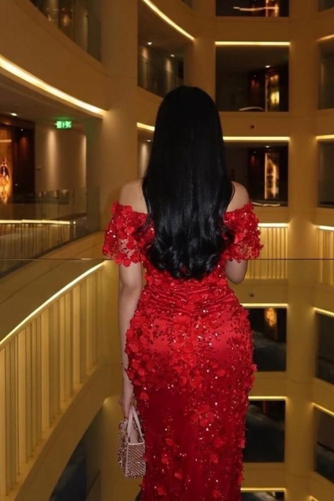 فستان سهرة أحمر فاخر بتطريز وردي ثلاثي الأبعاد