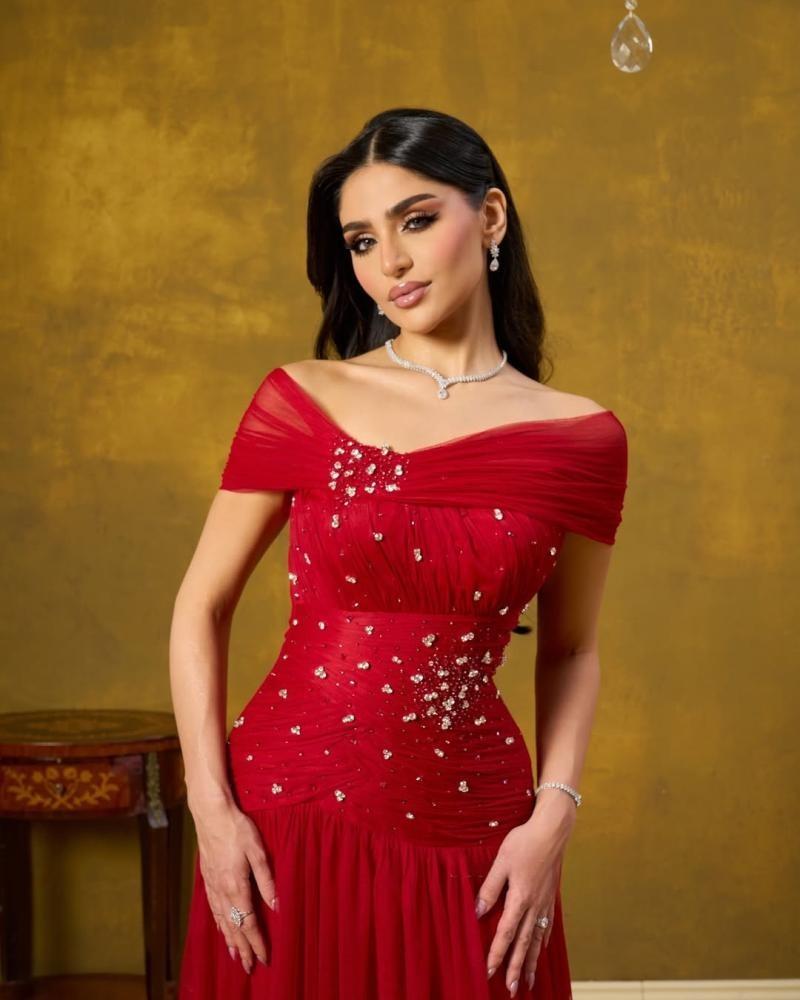 فستان احمر أنيق