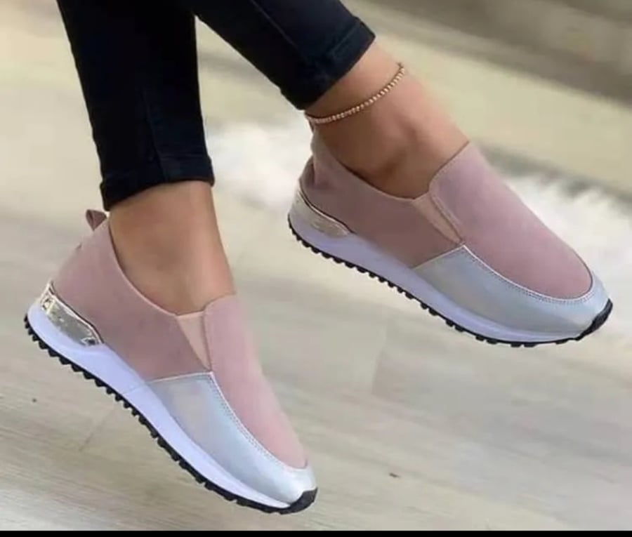 احذية نسائية مسطحة بألوان متباينة