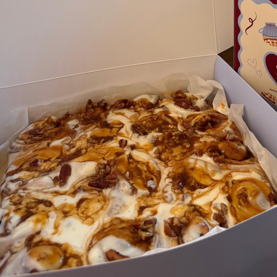 Cinnabon roll box