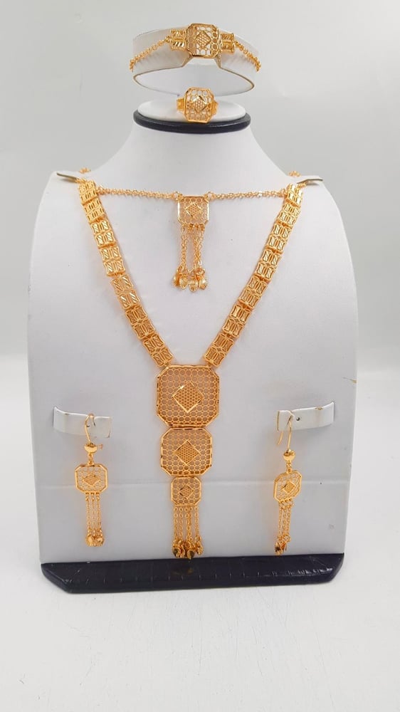 طقم مطلي بالذهب عيار ٢١