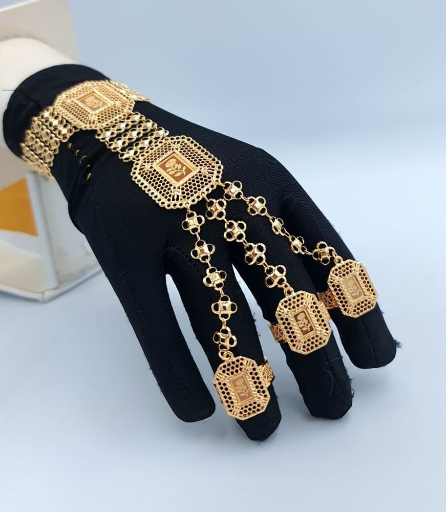 كف نسائي مطلي بالذهب