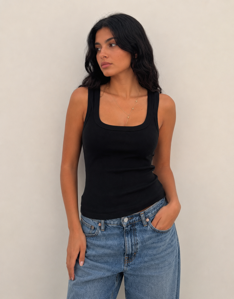 توب ريب بحمالات ورقبة على شكل U بلون أسود