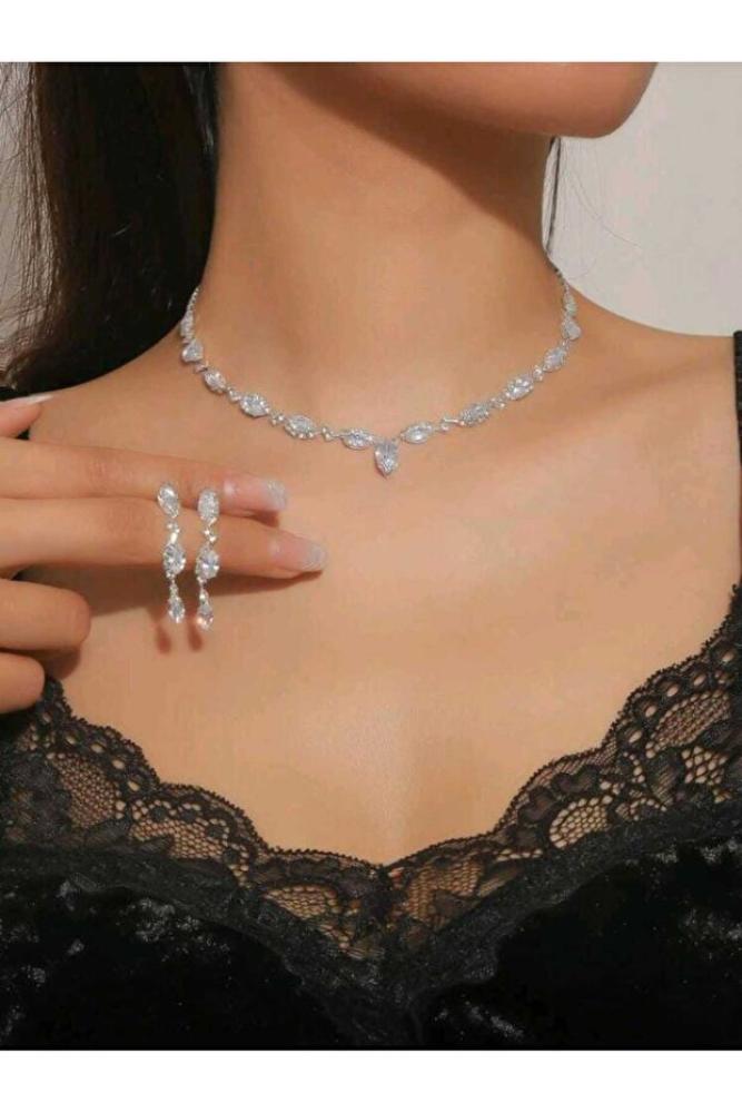طقم بحجر الزركون مخصص للمناسبات الخاصة (قلادة + أقراط)