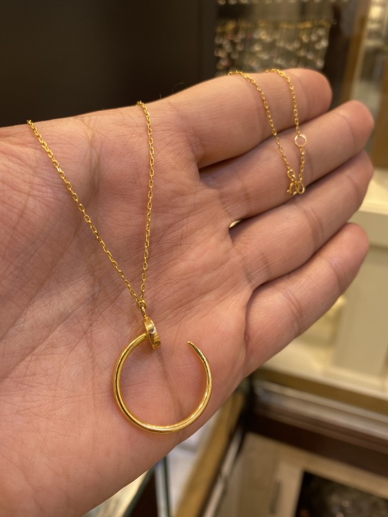 Simple 21-karat gold necklace