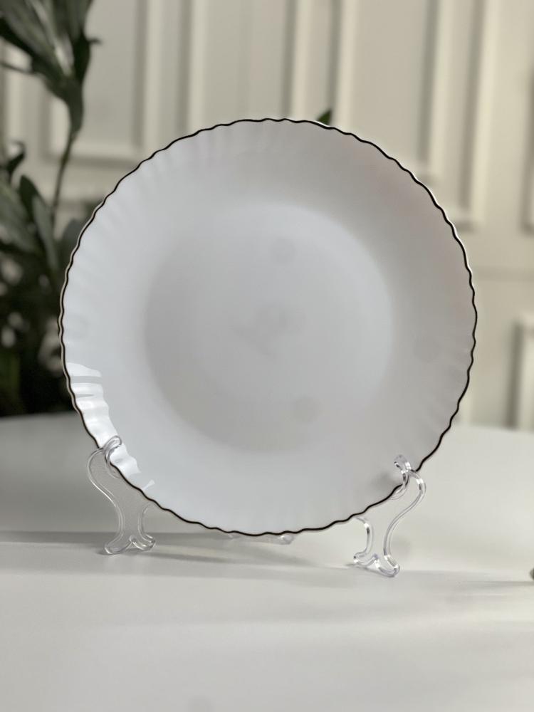 صحن ب أطراف ذهبي