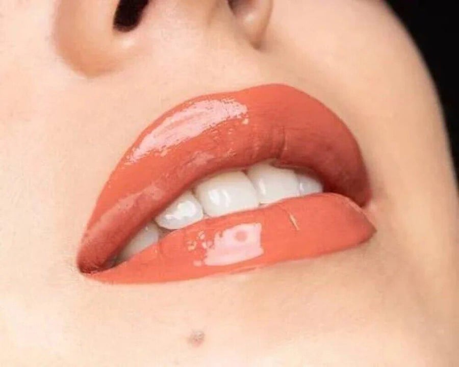 أحمر شفاه سائل مع ملمع شفاه عالى اللمعان 2ف1 درجة 03 امبيشن ستيتمينت