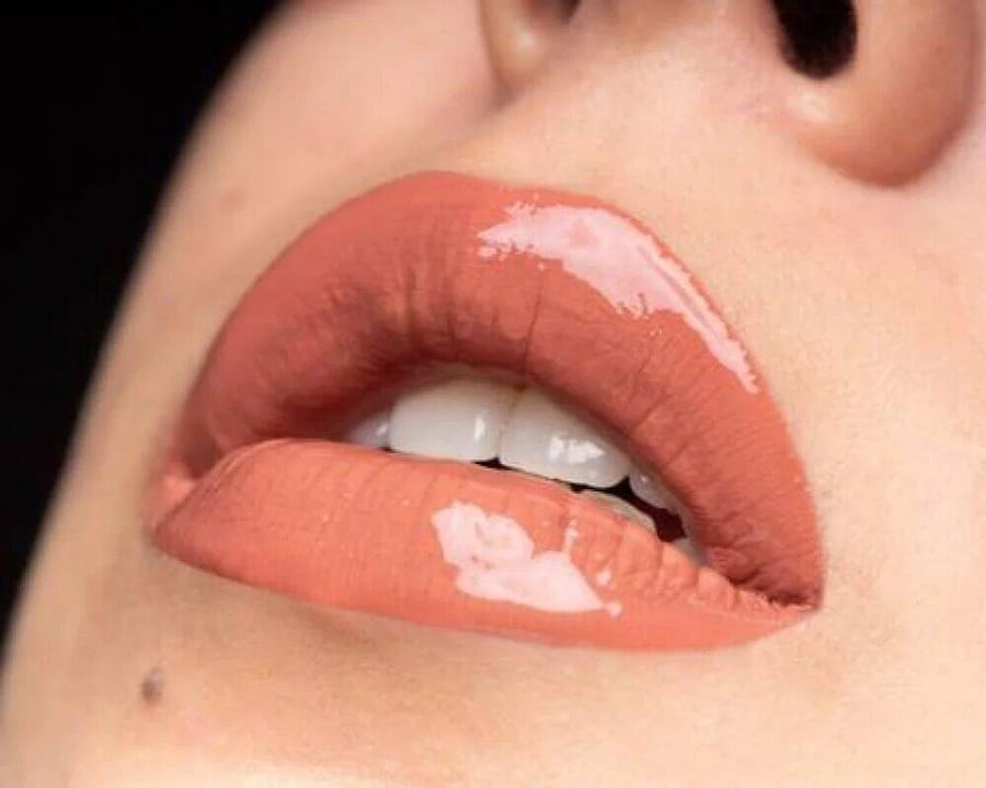 أحمر شفاه سائل مع ملمع شفاه عالى اللمعان 2في1 درجة 02