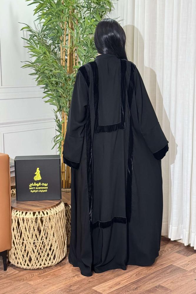 تفاصيل شريط المخمل الهندسي على أكمام عباية أفنان