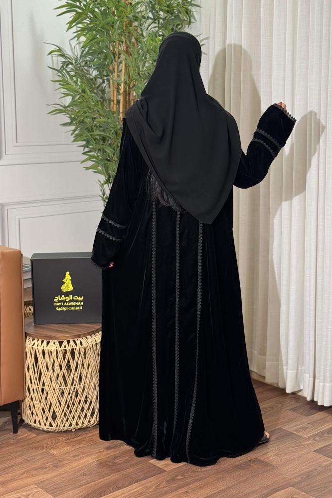 عبايات مخمل وتفته نص كلوش شتوية للمرأة الخليجية