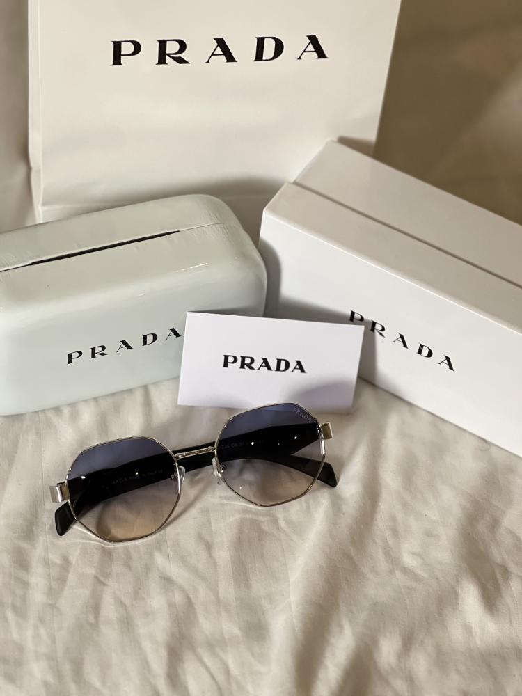 نظاره PRADA لون اسود