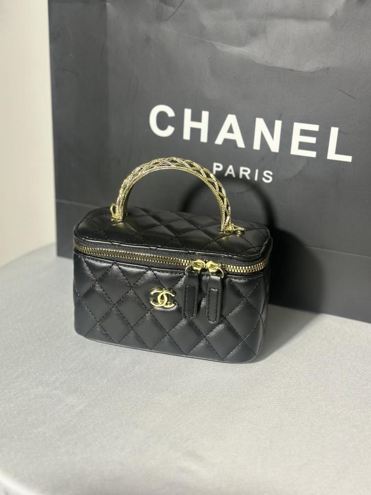 شنطة نسائي لون اسودCHANEL